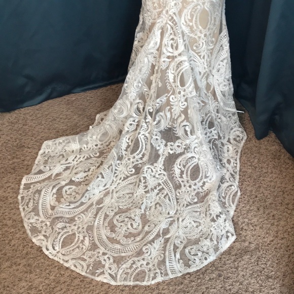 Elegant lace gown with train - Picture 11 of 12